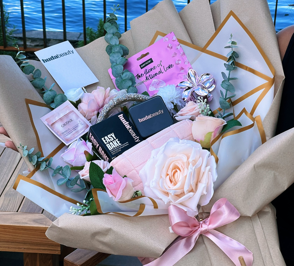 BOSS LADY BOUQUET - HUDA BEAUTY - Maquillage célébre collector, Accessoire strass bijoux, Trousse maquillage velours premium, Pince fleurs cheveux, Soins visage détente x2 - 84cm x 58cm