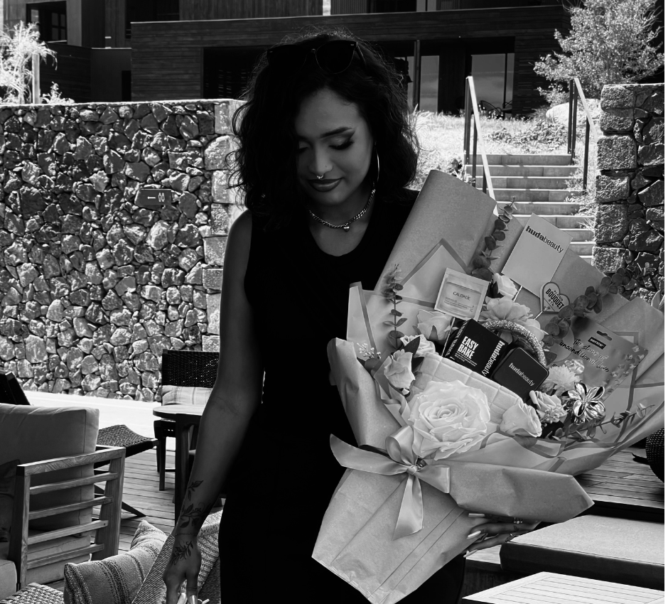 BOSS LADY BOUQUET - HUDA BEAUTY - Maquillage célébre collector, Accessoire strass bijoux, Trousse maquillage velours premium, Pince fleurs cheveux, Soins visage détente x2 - 84cm x 58cm
